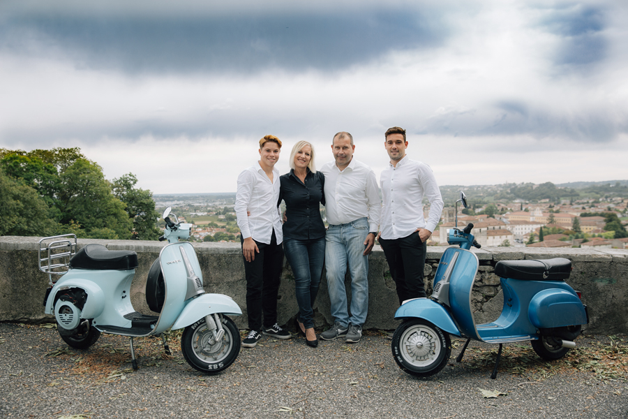 Renato_Zanette_Fotografo_Vittorio_Veneto_Ritratto_In_Esterna_Castello_Del_Vescovo_Vespa_Amore_Mio